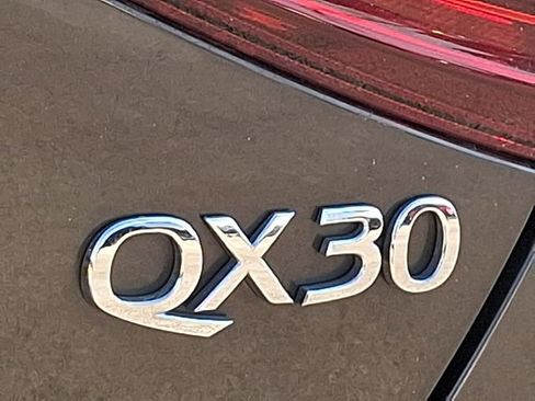 Used 2018 INFINITI QX30 Premium w/ Navigation Package image 32