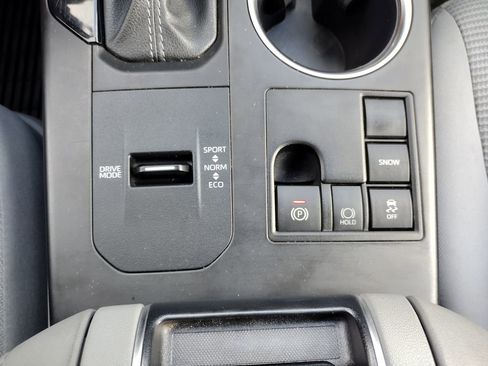 Used 2023 Toyota Highlander LE image 31