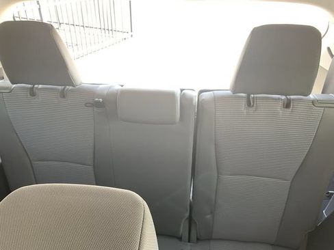 Used 2025 Toyota Highlander LE FWD image 32