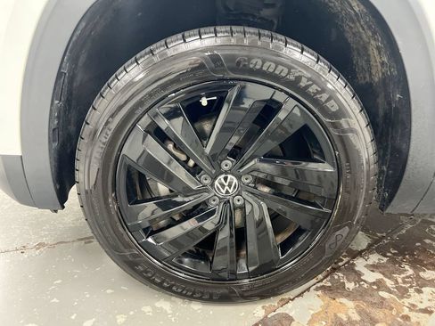 Used 2022 Volkswagen Atlas Cross Sport SE FWD image 27