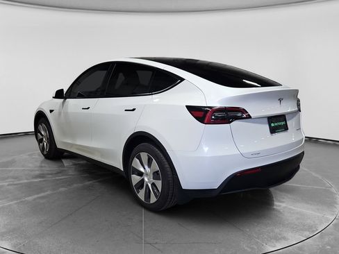 Used 2023 Tesla Model Y Long Range AWD/4WD image 2