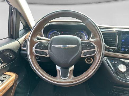 Used 2017 Chrysler Pacifica Limited w/ UConnect Theater Package FWD image 13