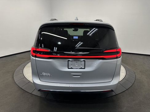 Used 2022 Chrysler Pacifica Touring-L FWD image 6
