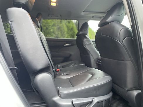 Used 2024 Toyota Highlander AWD image 20