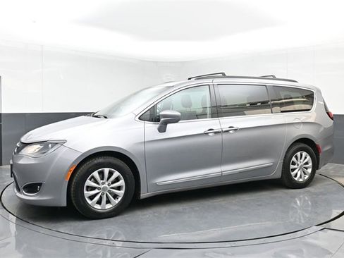 Used 2017 Chrysler Pacifica Touring-L image 11