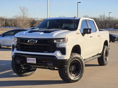 Used 2025 Chevrolet Silverado 1500 LT Trail Boss w/ Convenience Package II AWD/4WD image 2