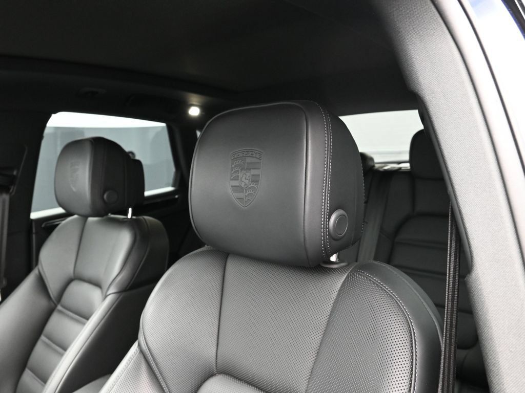 Certified 2026 Porsche Macan AWD/4WD image 16