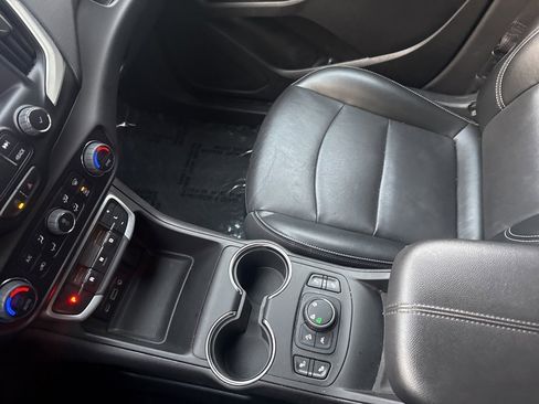 Used 2024 GMC Terrain SLT image 30