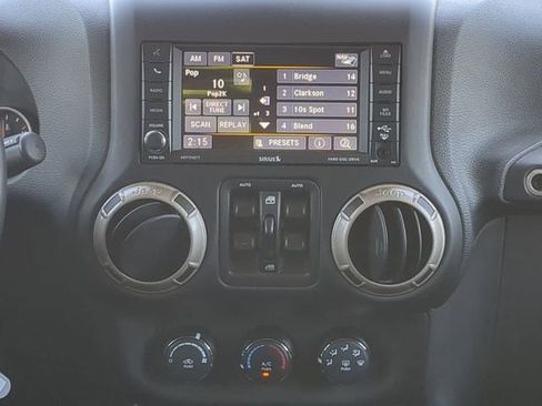 Used 2017 Jeep Wrangler Unlimited Sahara AWD/4WD image 16