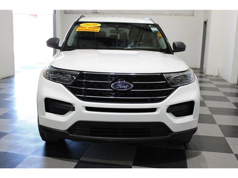 Used 2020 Ford Explorer XLT image 3