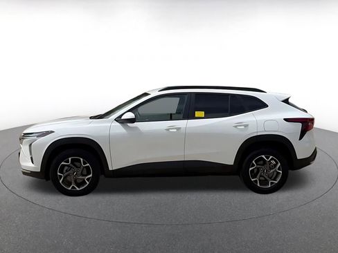 Used 2025 Chevrolet Trax LT w/ LT Convenience Package image 9