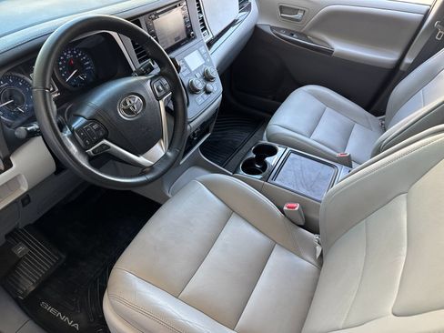 Used 2020 Toyota Sienna XLE w/ XLE Navigation Package FWD image 10