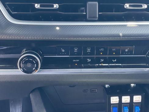 Used 2025 Chevrolet Equinox LT FWD image 18
