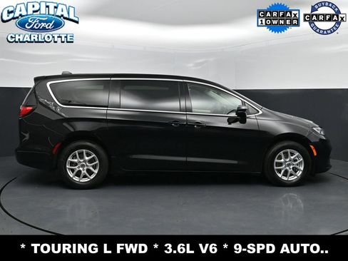 Used 2024 Chrysler Pacifica Touring-L FWD image 9
