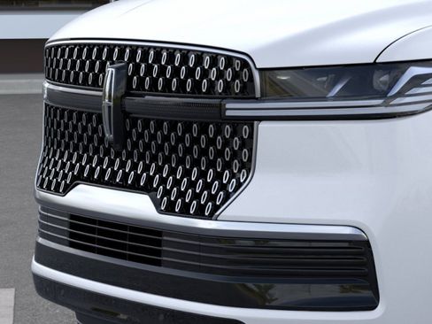 New 2026 Lincoln Navigator Reserve AWD/4WD image 17