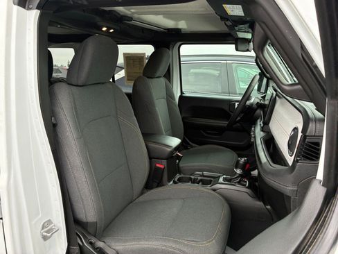 Used 2025 Jeep Wrangler Sahara image 35