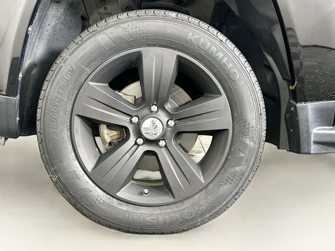 Used 2017 Jeep Compass Latitude FWD image 11