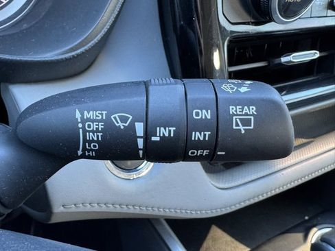 Used 2022 Toyota Highlander LE image 29