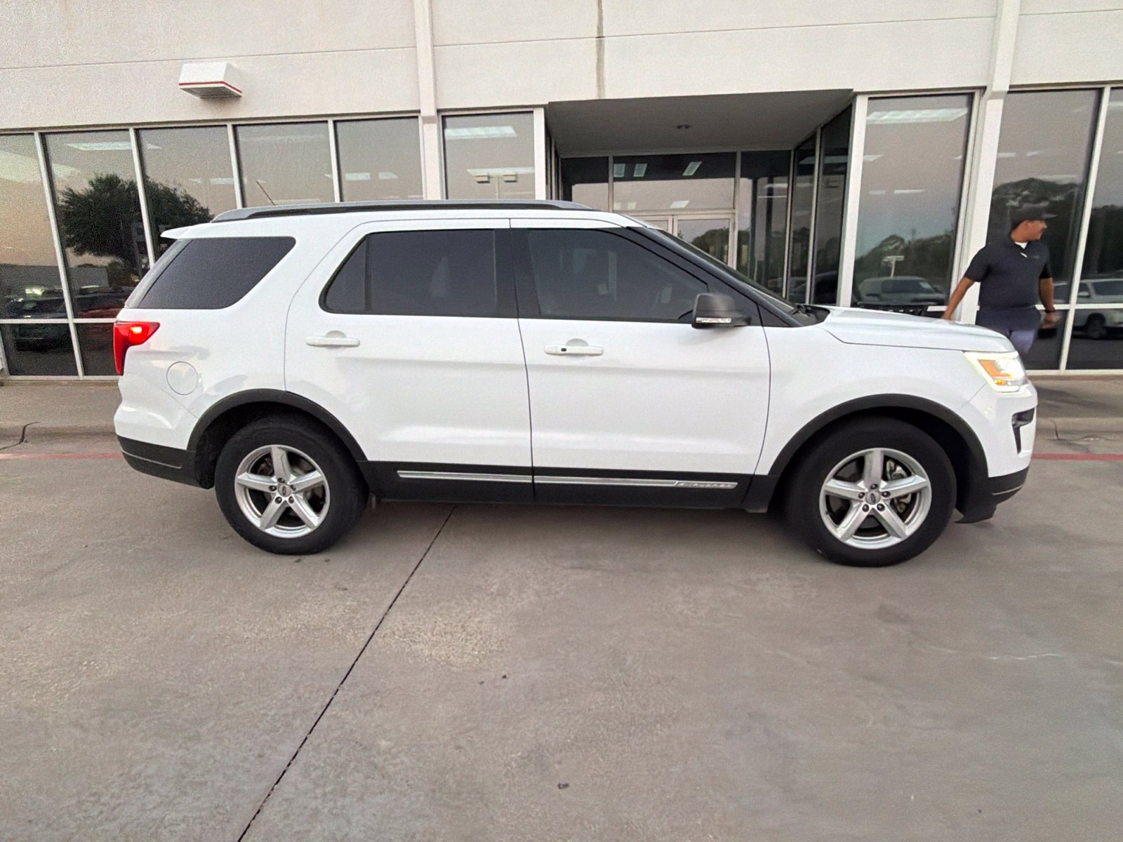 Used 2019 Ford Explorer XLT w/ Equipment Group 202A FWD image 5