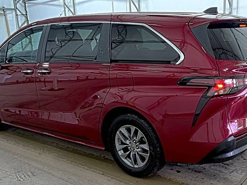 Used 2023 Toyota Sienna XLE image 2