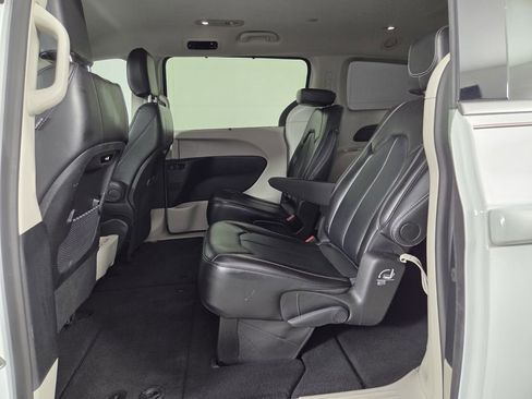 Certified 2024 Chrysler Pacifica Touring-L image 10