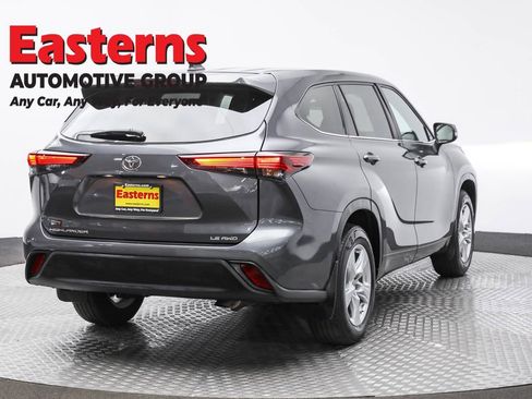 Used 2024 Toyota Highlander LE image 5