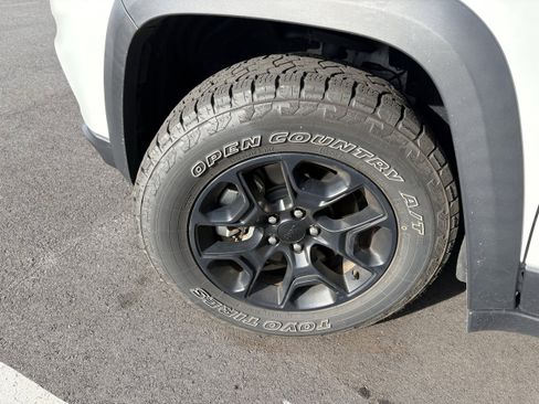 Used 2022 Jeep Cherokee Latitude w/ Sun & Sound Group image 10