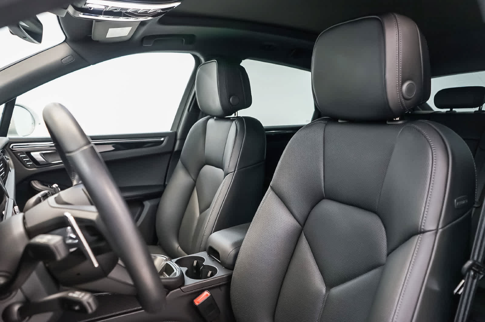 Certified 2026 Porsche Macan AWD/4WD image 5