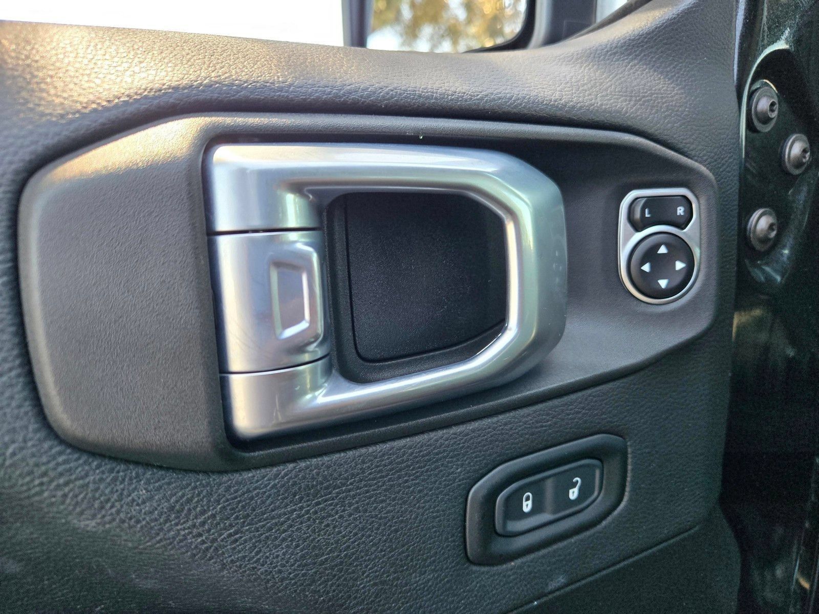 Used 2023 Jeep Wrangler Unlimited Sahara w/ Cold Weather Group AWD/4WD image 15