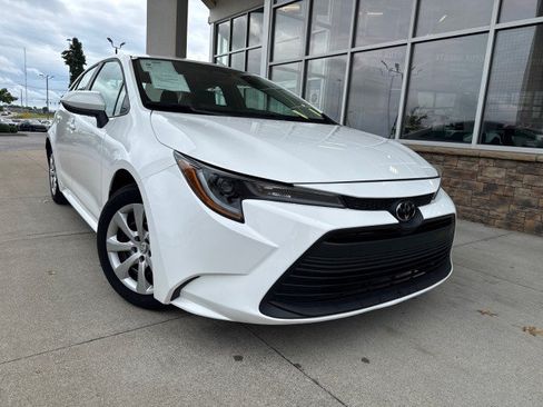 Used 2025 Toyota Corolla LE FWD image 2