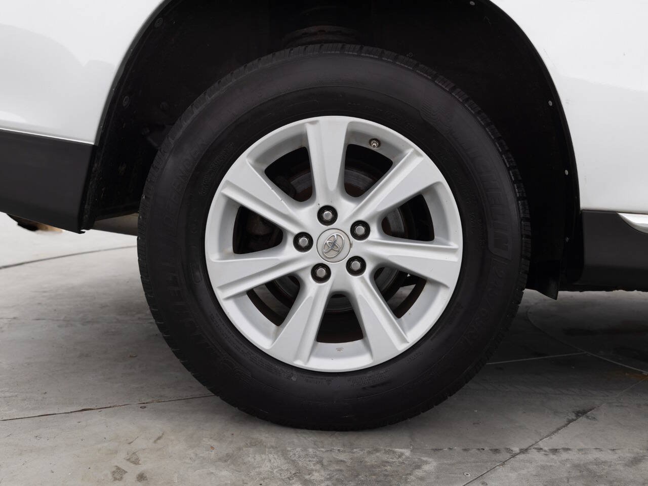Used 2013 Toyota Highlander FWD w/ Cold Weather Pkg image 19