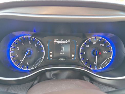 Used 2017 Chrysler Pacifica LX FWD image 25