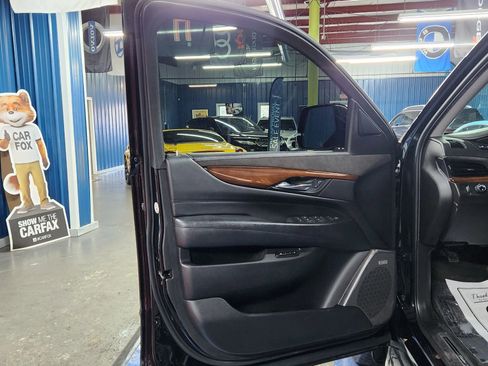 Used 2017 Cadillac Escalade Luxury image 6