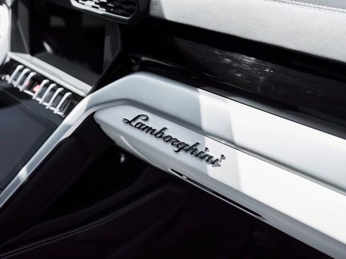 Used 2019 Lamborghini Urus AWD/4WD image 45