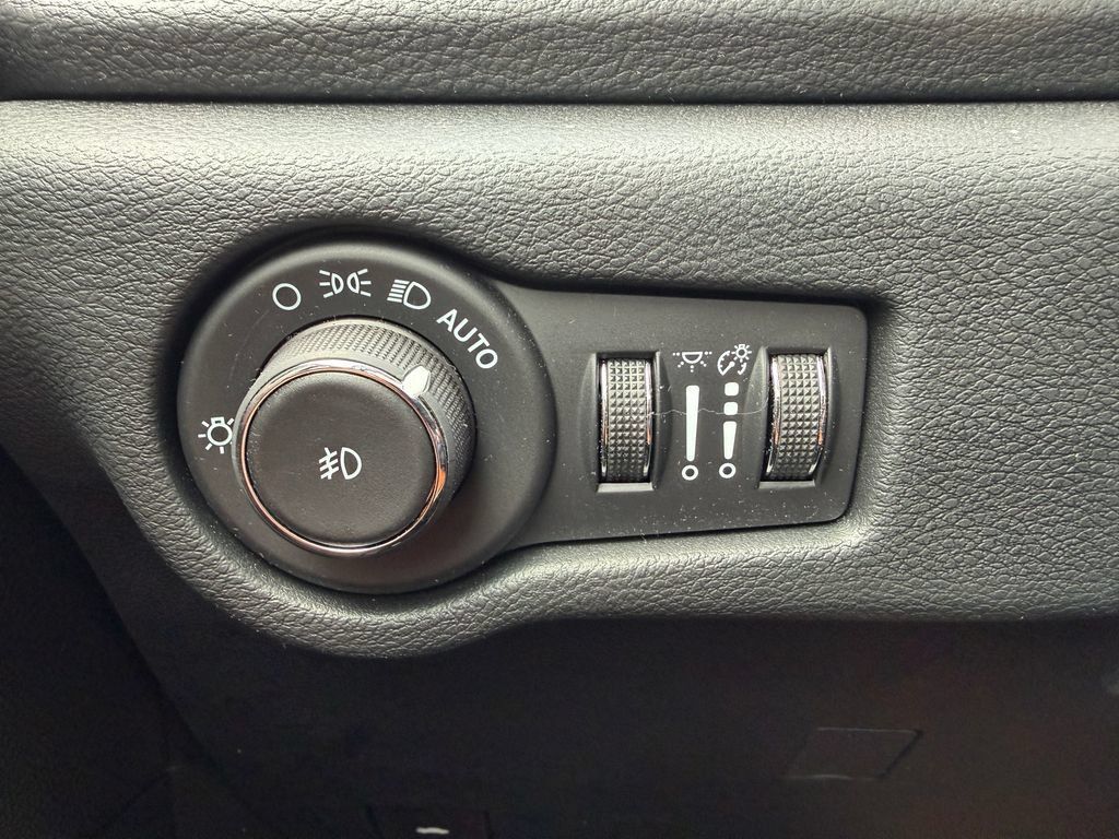 Used 2024 Chrysler Pacifica Pinnacle AWD/4WD image 14