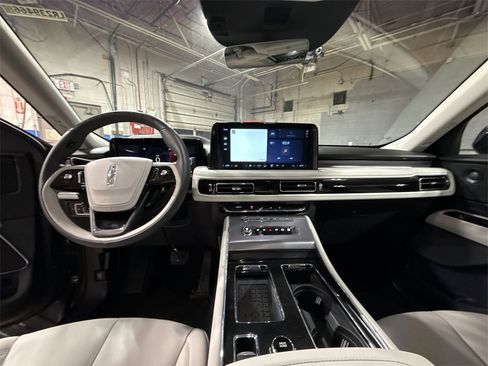 Used 2025 Lincoln Aviator Premiere w/ Jet Appearance Package image 11