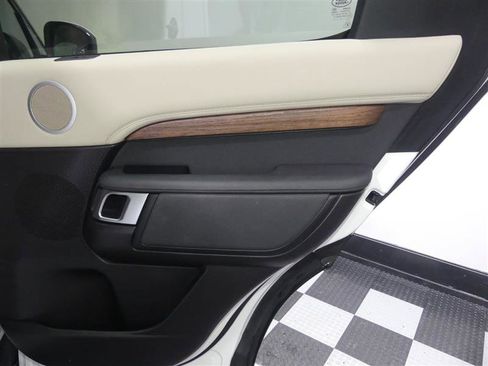 Used 2017 Land Rover Discovery HSE image 27