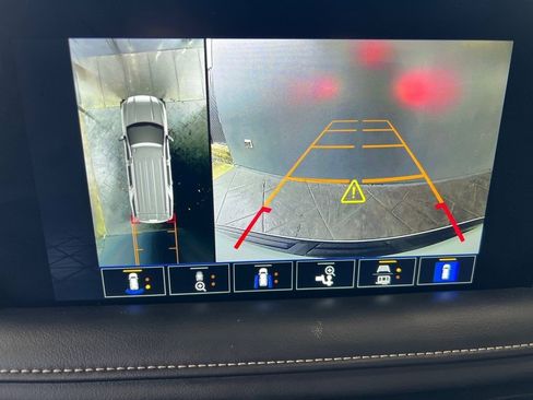 Used 2023 GMC Yukon XL SLT image 32