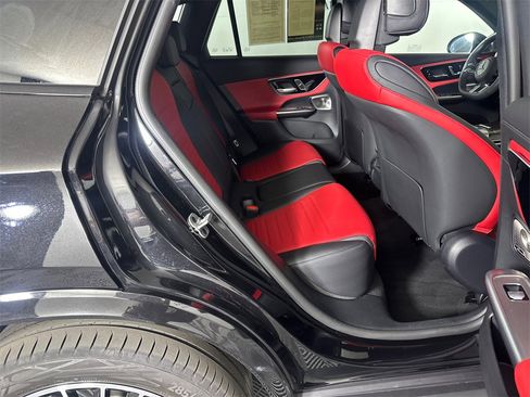 Used 2025 Mercedes-Benz GLC 300 4MATIC image 17