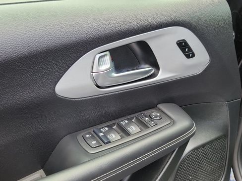 Used 2025 Chrysler Pacifica Limited FWD image 7