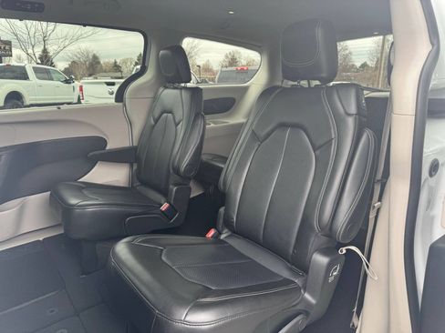 Used 2024 Chrysler Pacifica Touring-L image 30