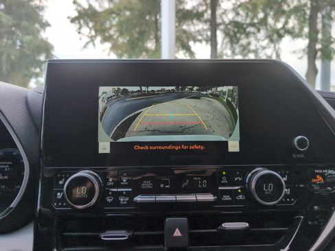 Used 2023 Toyota Highlander Limited FWD image 25