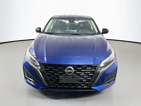 Used 2023 Nissan Altima 2.5 SR w/ SR Premium Package FWD image 2