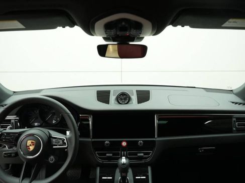 Certified 2025 Porsche Macan AWD/4WD image 24