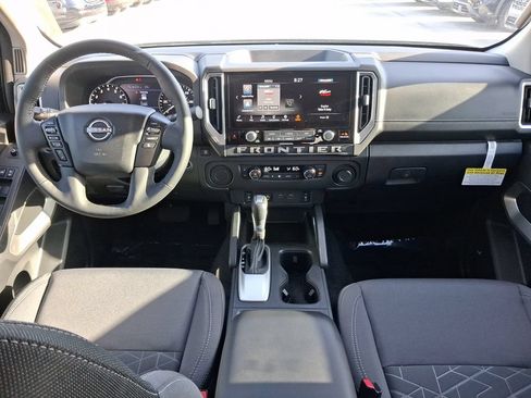 Used 2025 Nissan Frontier SV w/ SV Convenience Package RWD image 16