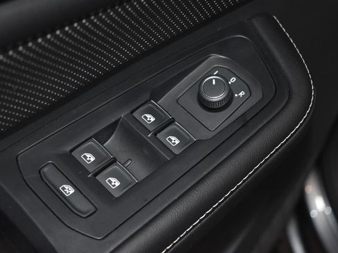 Used 2024 Volkswagen Atlas Cross Sport SE image 5