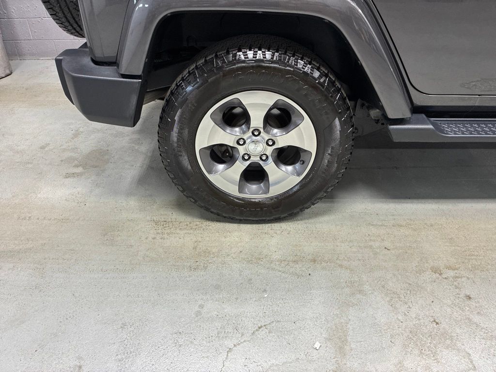 Used 2018 Jeep Wrangler Unlimited Sahara w/ Connectivity Group AWD/4WD image 3