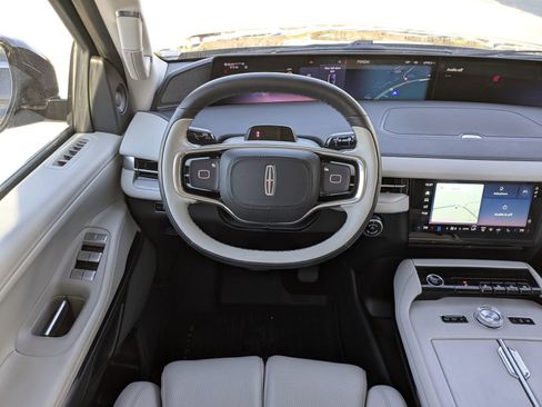 Certified 2025 Lincoln Navigator Reserve image 15