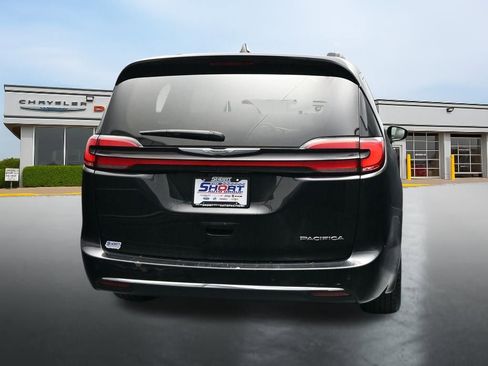 Used 2023 Chrysler Pacifica Limited FWD image 4