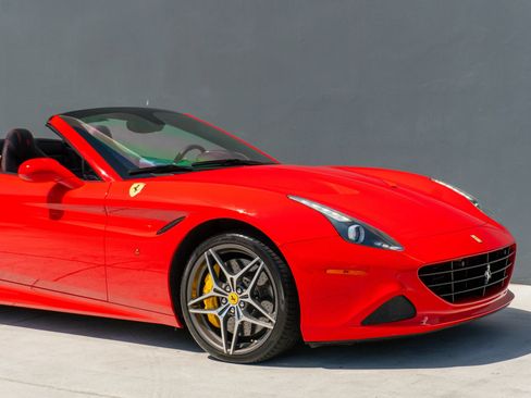 Used 2017 Ferrari California T RWD image 37